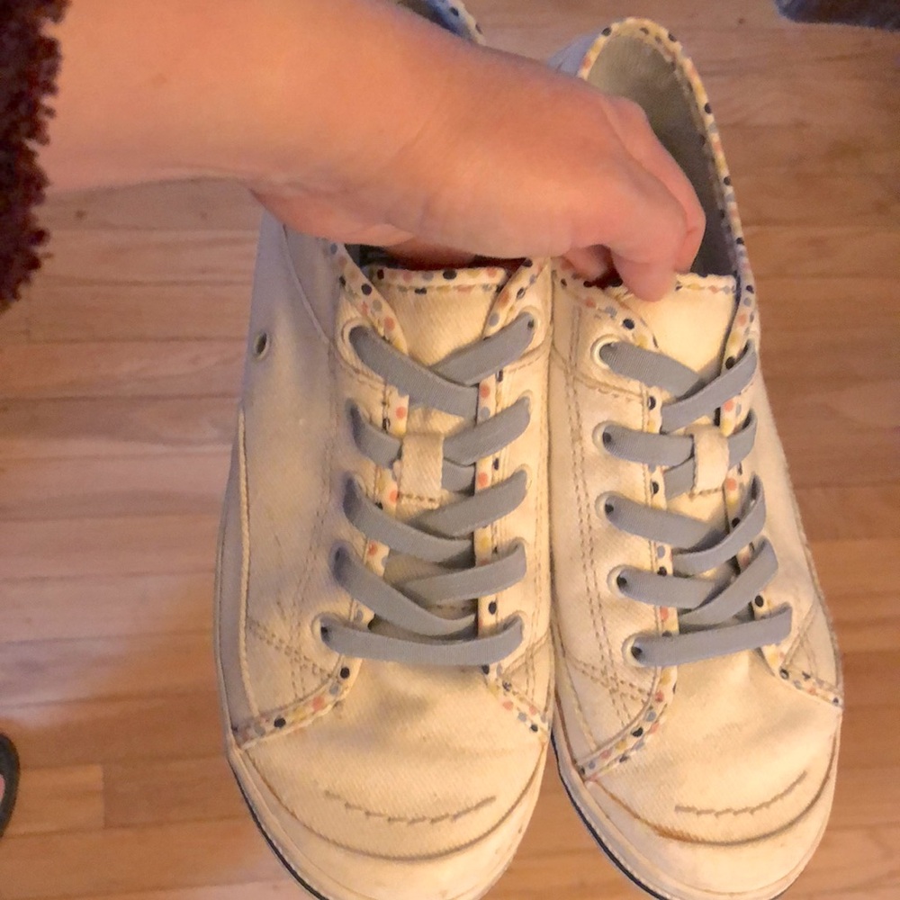 Simple Women’s Casual Low Top Tennis Shoe with Polka Dots and Elastic Ties